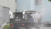 Lực lượng chức năng phun hóa chất khử trùng, tiêu độc Bệnh viện K cơ sở Tân Triều