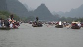 Chưa tới ngày được mở cửa, vì sao Chùa Hương đã bán vé cho nhiều du khách?