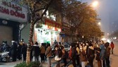 Hàng ngàn bạn trẻ xếp hàng suốt đêm để “săn”… sách