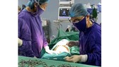 Các bác sĩ Bệnh viện Trung ương Quân đội 108 phẫu thuật cắt bỏ thai ngoài tử cung cho bệnh nhân H.