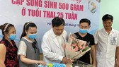 Lần đầu tiên, Việt Nam nuôi dưỡng thành công cặp song sinh rất non, chỉ nặng 500g