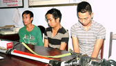  Đối tượng Nguyễn Xuân Thiều (áo xanh) và một số đối tượng khác trên địa bàn huyện Phú Lộc bị bắt về hành vi mua bán, sử dụng ma túy trái phép