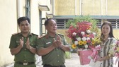 Đại tá Lê Văn Vũ, Phó Giám đốc Công an tỉnh Thừa Thiên – Huế (giữa) tặng hoa đại diện nữ phạm nhân đang cải tạo tại Trại tạm giam Công an tỉnh Thừa Thiên – Huế