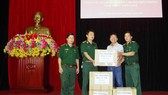 Đại diện Báo SGGP trao 4 thùng thuốc chữa bệnh các loại của Bộ trưởng Bộ Y tế Nguyễn Thị Kim Tiến cho BĐBP tỉnh Thừa Thiên – Huế.
