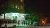 Lực lượng chức năng tỉnh Quảng Trị có mặt trong đêm 8-3 tại huyện Hướng Hóa để tiến hành cách ly những người đi cùng chuyến bay với người bị nhiễm Covid-19   ​
