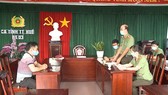 Nguyễn Thanh H (bìa trái) khai báo hành vi vi phạm pháp luật ​
