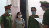 Công an đọc lệnh bắt tạm giam đối tượng Trần Thị Minh Thúy ​