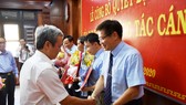 Trao hoa chúc mừng các thành viên mới tham gia Ban Chấp hành Đảng bộ tỉnh Thừa Thiên Huế nhiệm kỳ 2015 – 2020