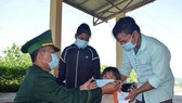 Bộ đội Biên phòng Thừa Thiên - Huế tặng và hướng dẫn người dân đeo khẩu trang phòng chống dịch Covid-19 ​