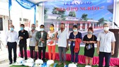 25 hộ nghèo nhận nhà mới được lãnh đạo tỉnh Thừa Thiên - Huế tặng gạo và muối trắng với mong ước bà con sẽ ăn nên làm ra 