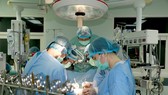 Phẫu thuật ghép tim từ người chết não hiến tặng vào lồng ngực bệnh nhân H.
