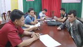 Công an đấu tranh với đối tượng Vũ và Sang (bên phải) 