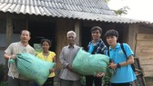 Nguyễn Văn Nhã (thứ 2 từ phải qua trái) trong một lần tham gia đoàn cứu trợ người nghèo vùng cao