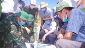 Trung tá Phan Thắng, Phó Chỉ huy trưởng, Tham mưu trưởng Bộ CHQS tỉnh Thừa Thiên – Huế báo cáo với lãnh đạo tỉnh này về địa hình khu vực sẽ tìm kiếm các nạn nhân lần thứ 5.