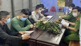 Các đối tượng bị bắt cùng tang vật