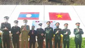 Đoàn công tác Bộ CHQS tỉnh Thừa Thiên Huế chụp ảnh lưu niệm với các đơn vị và đại diện cấp ủy, chính quyền nước bạn Lào.