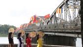 Lung linh sắc màu cờ hoa chào mừng Đại lễ Phật đản tại Cố đô Huế ​