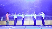 Lãnh đạo Bộ TT-TT cùng lãnh đạo tỉnh Thừa Thiên - Huế thực hiện nghi thức công bố dịch vụ Trung tâm Giám sát, điều hành Đô thị thông minh.