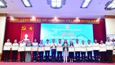 Tặng Bằng khen của Chủ tịch UBND tỉnh Thừa Thiên - Huế cho các tập thể, cá nhân tại Hội nghị sơ kết 3 năm triển khai hệ thống Hue-S 