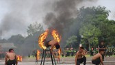 Phần biểu diễn vượt vòng lửa