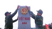 Lực lượng vũ trang Việt Nam - Lào thực hiện Ngày chủ nhật xanh tại khu vực cửa khẩu A Đớt - Tà Vàng. ​