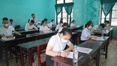 Thí sinh làm bài thi môn Ngữ văn tại kỳ thi tốt nghiệp THPT 2022 ở Thừa Thiên - Huế 
