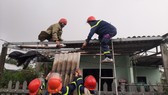 Công an Thừa Thiên - Huế giúp người dân lợp lại mái nhà bị bão số 4 đánh bay