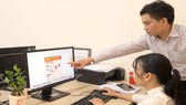 Bộ phận biên tập tại Trung tâm IOC xử lý đăng tải thông tin lên hệ thống Hue-S