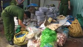 Lực lượng chức năng kiểm tra số hàng hóa thực phẩm "bẩn" tại cơ sở đông lạnh