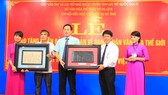 Trao tặng phiên bản và bản dập Mộc bản về Đại thi hào Nguyễn Du - Danh nhân Văn hóa thế giới