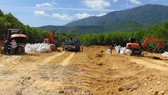 Lực lượng chức năng tiến hành bốc, thu gom số chất thải nguy hại chôn lấp tại trang trại ở phường Kỳ Trinh, thị xã Kỳ Anh, Hà Tĩnh vào năm 2016