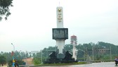 Cột biểu tượng ngành giao thông vận tải tại Ngã ba Đồng Lộc