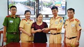 Tổ công tác CSGT trao trả lại số tiền đánh rơi cho chị Hoàng Thị Bích Thủy ​