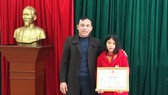 Trao tặng bằng khen cho em Trần Thị Tùng Lâm
