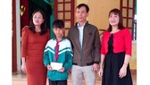 Em Nguyễn Văn Chương bên các thầy cô giáo