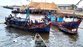 Trục vớt 2 tàu cá sau khi bị chìm ở khu vực cảng biển Vũng Áng