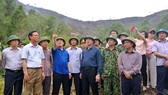 Phó Thủ tướng Vương Đình Huệ thị sát kiểm tra tình hình chữa cháy rừng tại huyện Đức Thọ