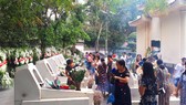 Ngày 24-7, rất đông người dân về thắp hương tại mộ 10 nữ anh hùng liệt sĩ TNXP Ngã ba Đồng Lộc