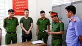 Cơ quan Công an tống đạt quyết định khởi tố bị can đối với Nguyễn Trọng Hùng