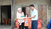 Đại diện thị trấn Đồng Lộc trao 18 triệu đồng của bạn đọc Báo SGGP cho chị Trần Thị Liễu