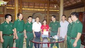 Lãnh đạo Bộ đội Biên phòng Hà Tĩnh trao quà hỗ trợ học sinh có hoàn cảnh khó khăn
