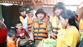Lãnh đạo tỉnh Hà Tĩnh đến hỏi thăm, động viên người dân vùng lũ ở huyện Hương Khê
