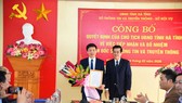 Phó Chủ tịch UBND tỉnh Hà Tĩnh Đặng Quốc Vinh trao quyết định bổ nhiệm Giám đốc Sở Thông tin và Truyền thông cho ông Nguyễn Công Thành
