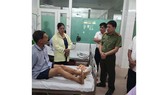 Lãnh đạo Công an huyện Nghi Xuân đến thăm hỏi, động viên anh Phạm Trung Kiền đang điều trị tại bệnh viện. Ảnh: Công an huyện Nghi Xuân