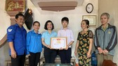 Sáng 3-11, Huyện đoàn Đức Thọ đã biểu dương, trao giấy khen cho em Phan Văn Quang