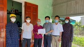 Trao 19 triệu đồng của bạn đọc Báo SGGP cho gia đình chị Lê Thị Thủy (ở phường Đại Nài, TP Hà Tĩnh)