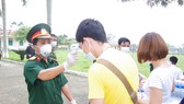 Lực lượng chức năng Hà Tĩnh tiến hành đo thân nhiệt cho người dân tại khu cách ly
