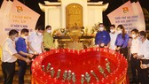 Các đại biểu thắp nến tri ân tại Khu di tích lịch sử cấp quốc gia đặc biệt Ngã ba Đồng Lộc