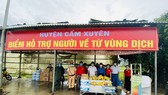 Cơ quan chức năng huyện Cẩm Xuyên hỗ trợ suất ăn nhanh, khẩu trang cho người dân về quê qua địa bàn