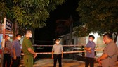 Lực lượng chức năng lập chốt phong tỏa khu vực liên quan ở địa bàn thị xã Hồng Lĩnh, tỉnh Hà Tĩnh